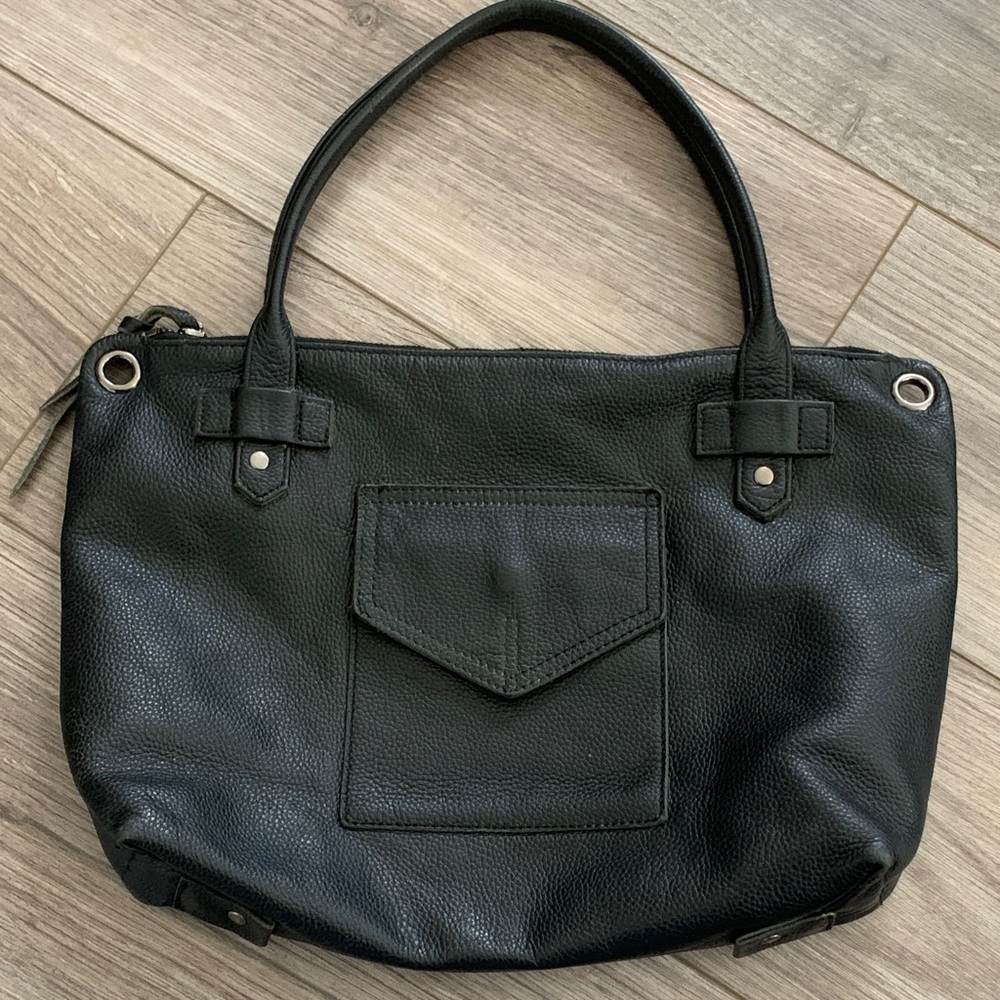 Allison Burns - Elegant Black Leather Shoulder Bag